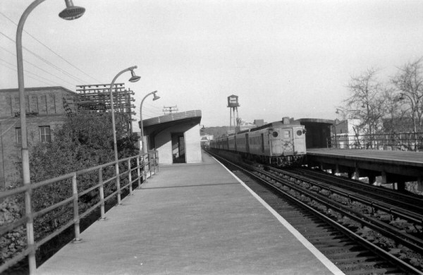 MU_Train_at_Sta-Woodhaven_Jct-View_NE-1950_(Edwards-Keller)